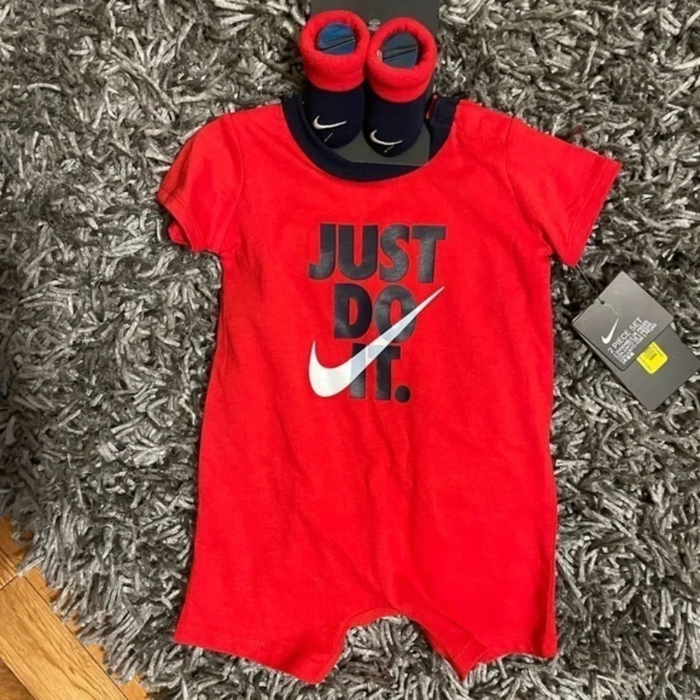 Nike unisex baby 2 piece set size 0-6 month - Picture 1 of 5